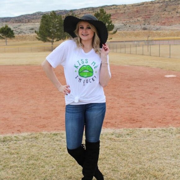 Kiss Me, I'm Lucky T-Shirt White Green Lips Tee - Picture 3 of 4